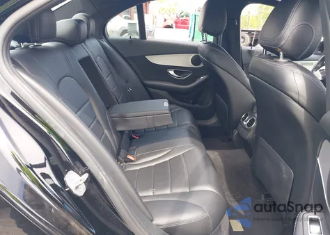 2018 Mercedes-Benz C 300 z USA, uszkodzony, nr VIN 55SWF4JB1JU282358